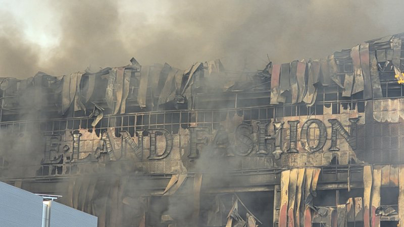 Biển lửa bao trùm kho hàng thời trang Hàn Quốc