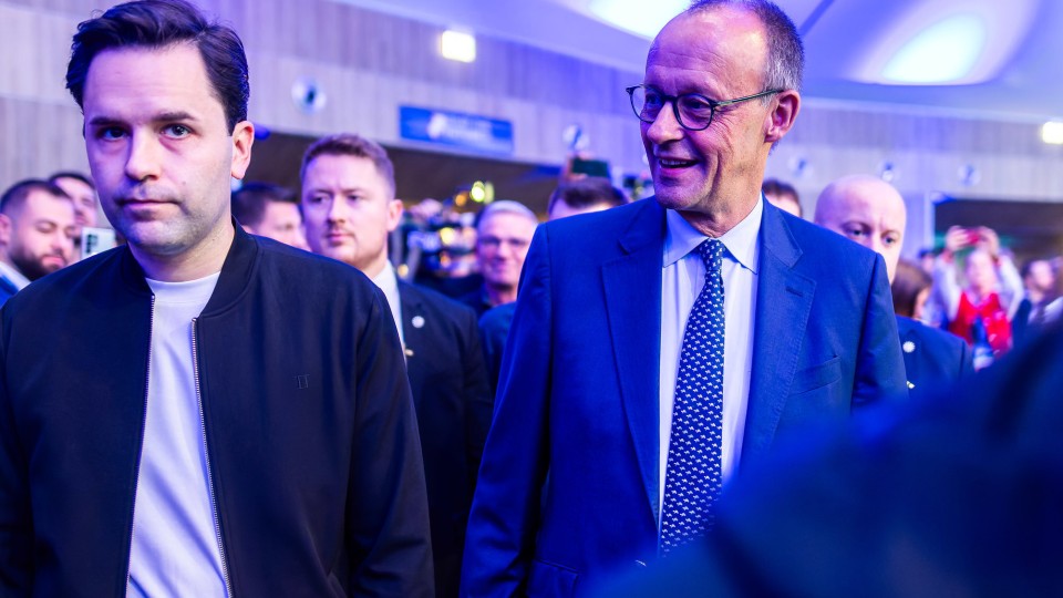 Der JU-Vorsitzende Johannes Winkel und der CDU-Vorsitzende Friedrich Merz am Samstag beim Deutschlandtag der Jungen Union in Rust