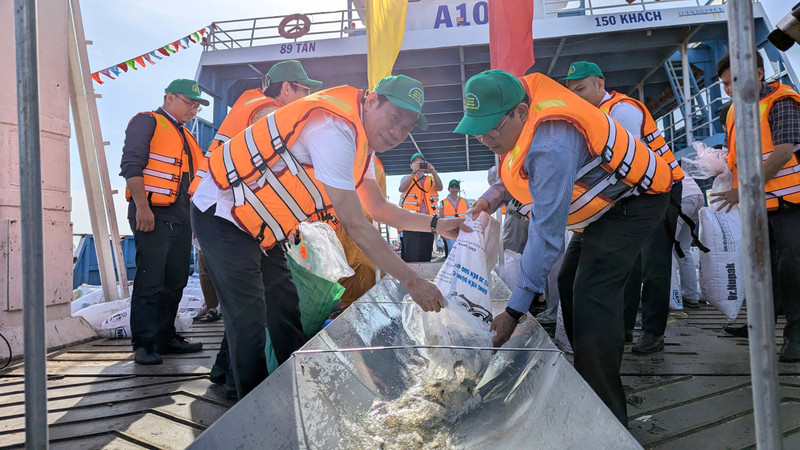 Thả hơn 215.000 cá giống xuống sông Hậu tái tạo nguồn lợi thủy sản ĐBSCL