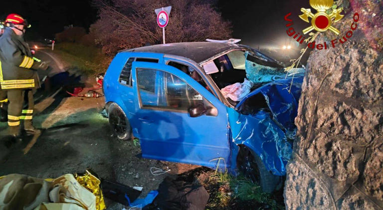 Auto si schianta contro un muro nel cuore della notte, feriti i tre ...