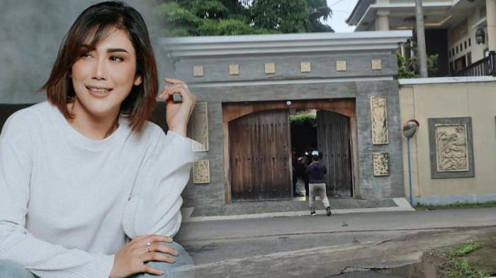 KPK GELEDAH RUMAH - Petugas saat menutup rumah Indah Bekti Pertiwi (KANAN), di Kelurahan Cokromenggalan, Kecamatan/Kabupaten Ponorogo, Jatim, Rabu (12/11/2025). Rumah Indah Bekti Pertiwi yang disebut Komisi Pemberantasan Korupsi (KPK) teman dekat Yunus Mahatma direktur Rumah Sakit Umum Daerah (RSUD) dr Harjono Ponorogo ikut digeledah, Rabu (12/11/2025). Potret Indah Bekti Pertiwi (KIRI). (Instagram Indah Pertiwi/Pramita Kusumaningrum/Tribunjatim.com)