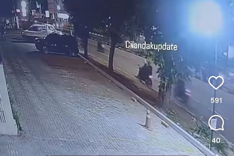 Tangkapan layar rekaman CCTV yang menangkap momen pencurian dengan modus pecah kaca terjadi di parkiran Core & Court Padel, Jalan Metro Pondok Indah, Kebayoran Lama, Jakarta Selatan.