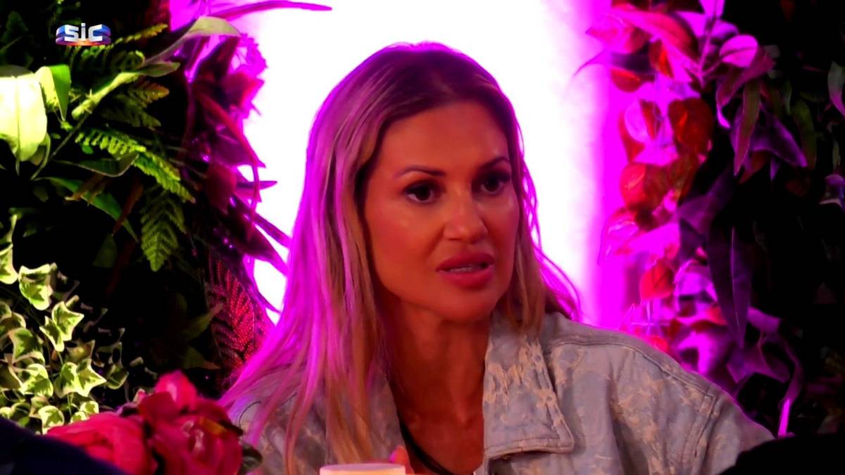 Deborah confessa a Ricardo: 