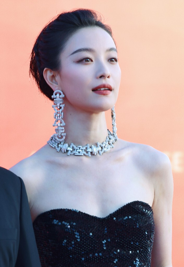 第38届金鸡奖：倪妮干练短发黑色抹胸长裙现身闭幕红毯