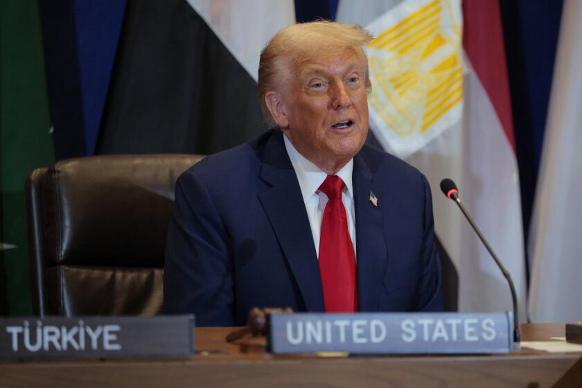 Trump hizo campaña con el lema «Estados Unidos primero». Ahora considera la presidencia como una «situación mundial».