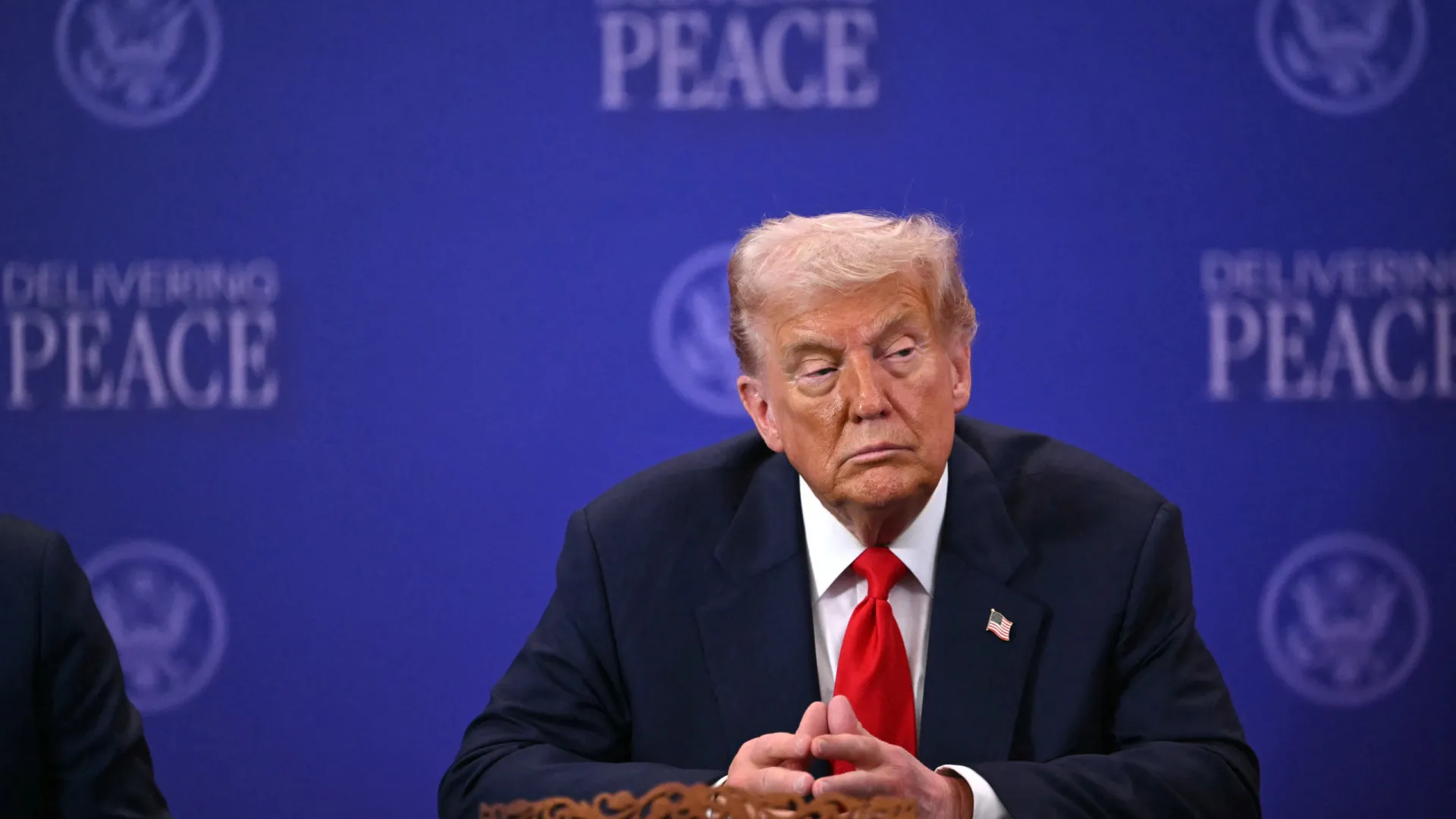 Em meio ao aumento das tensões entre Washington e Caracas, Donald Trump afirmou que os Estados Unidos agirão “muito em breve” por terra contra narcotraficantes venezuelanos, enquanto Nicolás Maduro ordenou prontidão total da força aérea para defender o território.