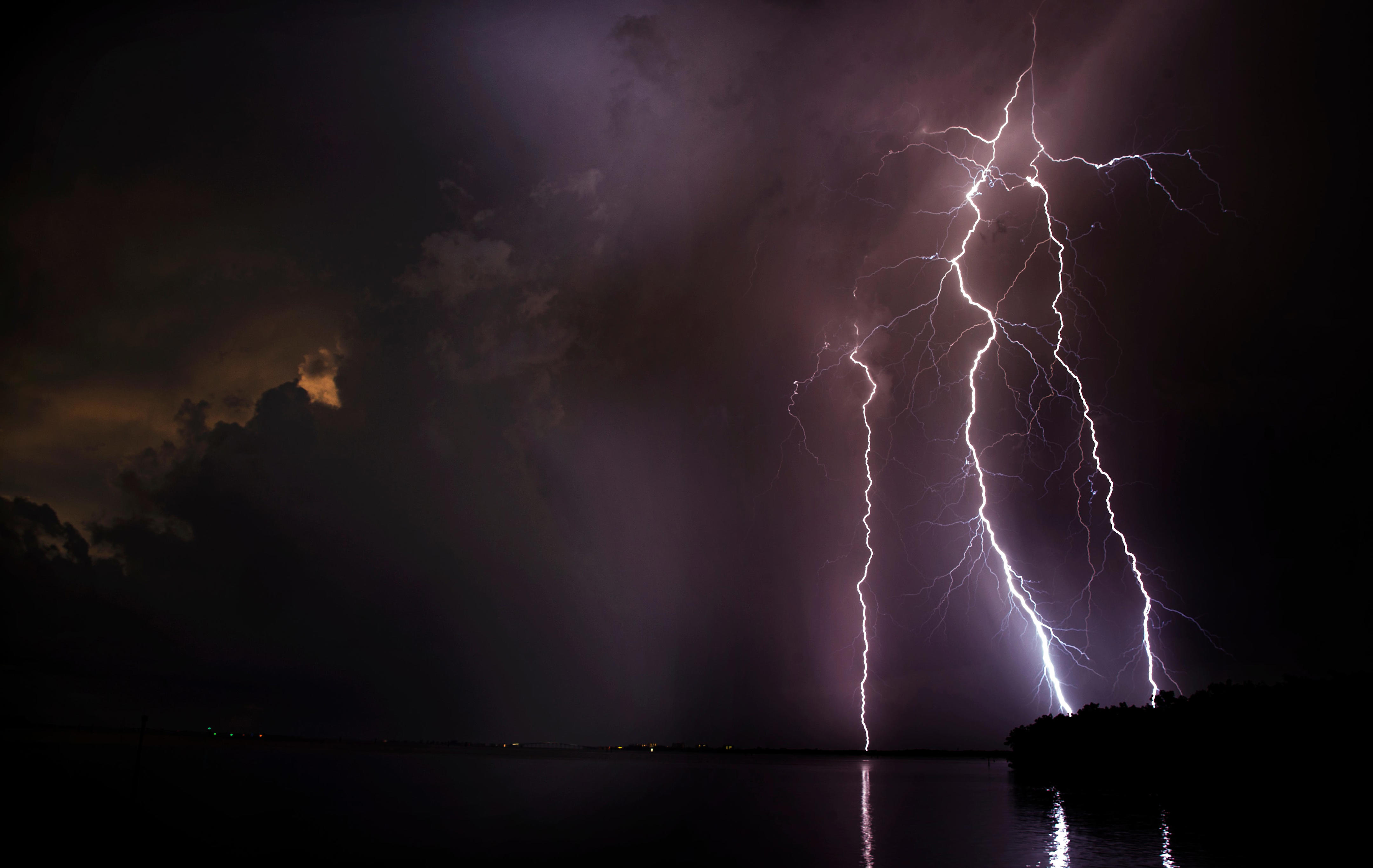 Beach death: How to keep yourself safe from lightning in SW Florida