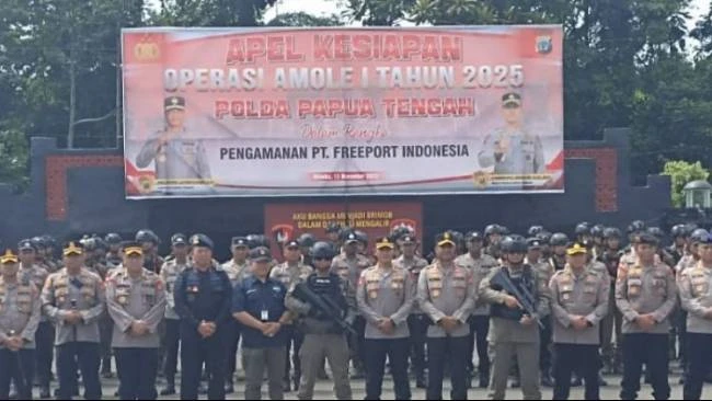 Kapolda Papua Tengah Brigjen Pol Alfred Papare berfoto bersama Satgas Operasi Amole I 2025 untuk pengamanan PT Freeport Indonesia di Timika, Papua Tengah, Sabtu (15/11/2025).