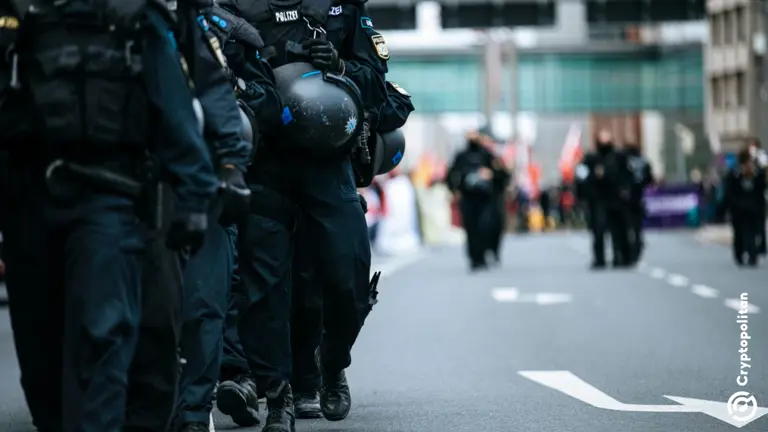 La policía tailandesa arrestó a más de 15 ciudadanos extranjeros en una redada contra un presunto sitio web de estafas con criptomonedas.