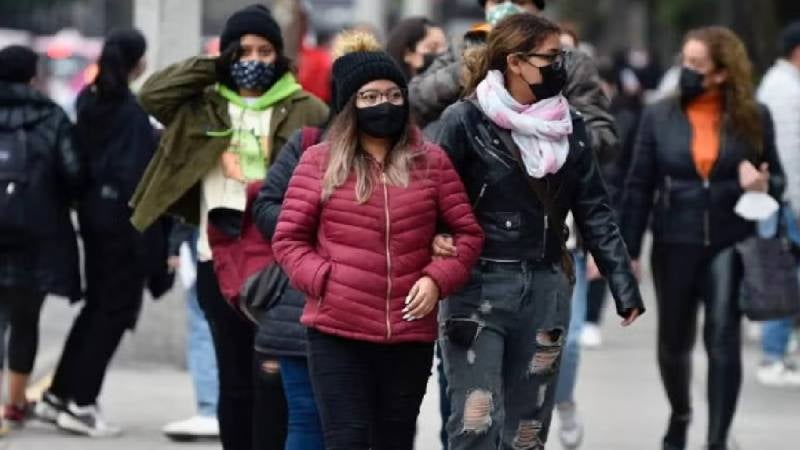 Autoridades recomiendan usar varias capas de ropa y evitar cambios bruscos de temperatura./ RS