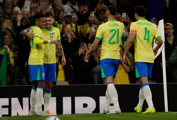 Estêvão comemora com Bruno Guimarães, Matheus Cunha e Marquinhos o primeiro gol da seleção Foto: Ian Kington/AFP
