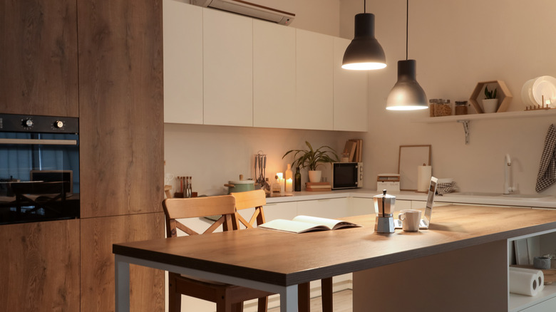 Add Warmth To A Cool-Toned Kitchen With A Feature That Quietly Impacts ...