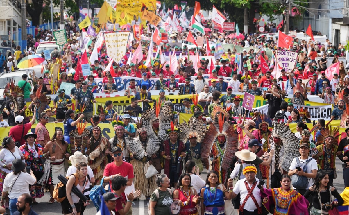 Miles de manifestantes alzan su voz en la COP30, en contra de las ...