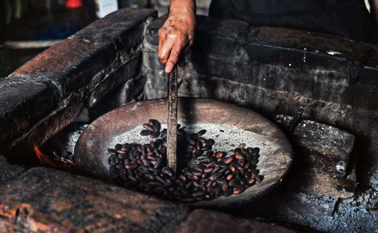 Los granos de cacao se tuestan en un comal a fuego medio. Foto: Luma López / EL UNIVERSAL