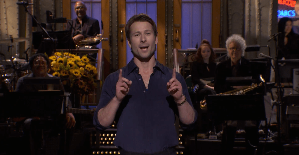 Monólogo de ‘SNL’: Glen Powell se esfuerza al máximo para demostrar que ‘no está loco’