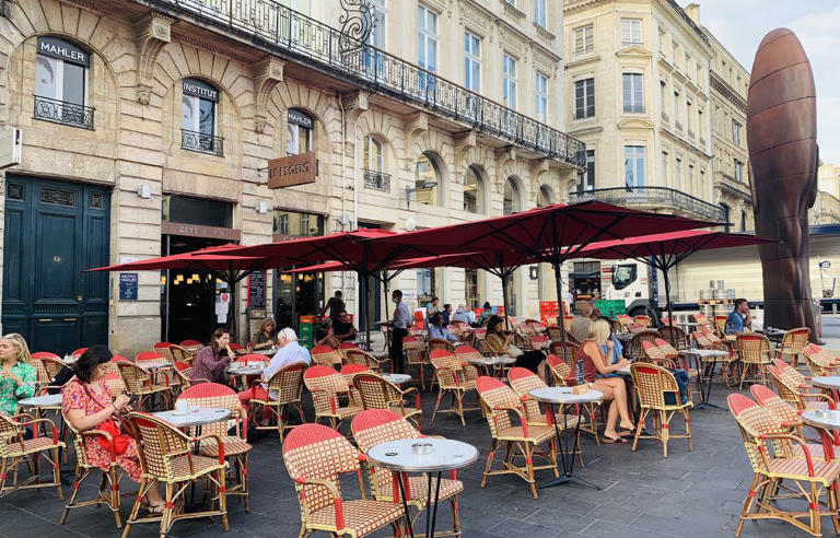 Bordeaux : « Trop de Noirs et d’Arabes »… Le gérant d’un café visé par une plainte de 17 salariés pour racisme