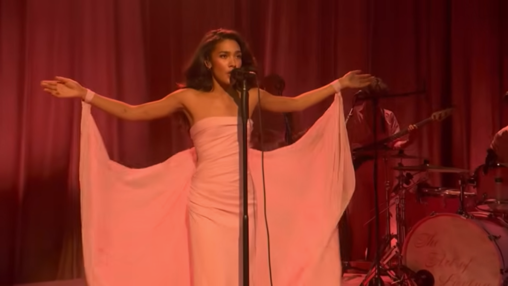 ‘SNL’: Mira a Olivia Dean interpretar ‘Man I Need’ y ‘Let Alone the One You Love’