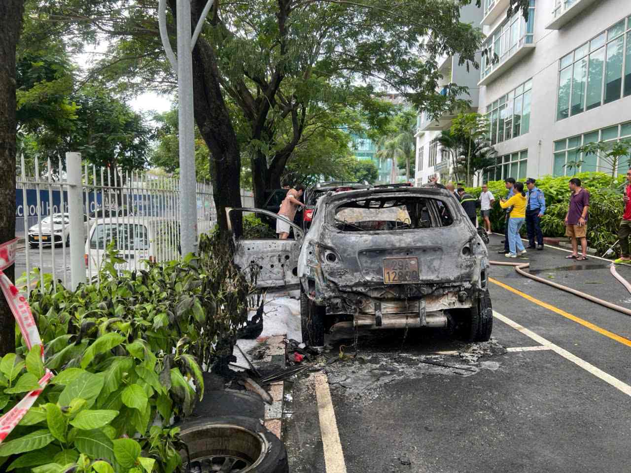 Cháy ôtô trong khuôn viên chung cư, hai xe bị hư hại