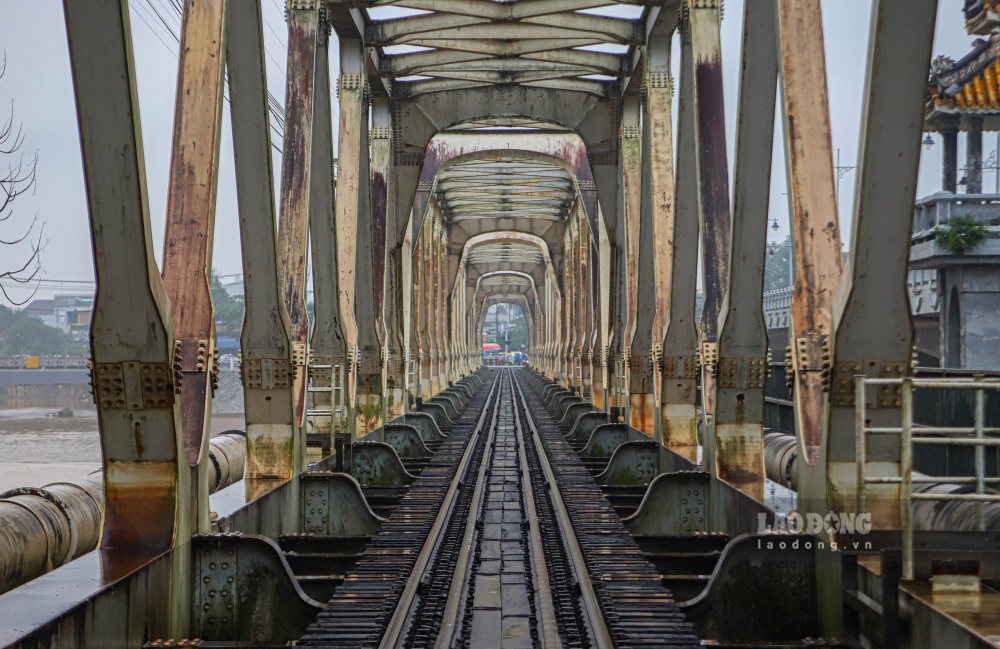 Cận cảnh cây cầu hơn trăm tuổi bắc qua sông Hương, 3 lần điều tàu trấn giữ giữa lũ