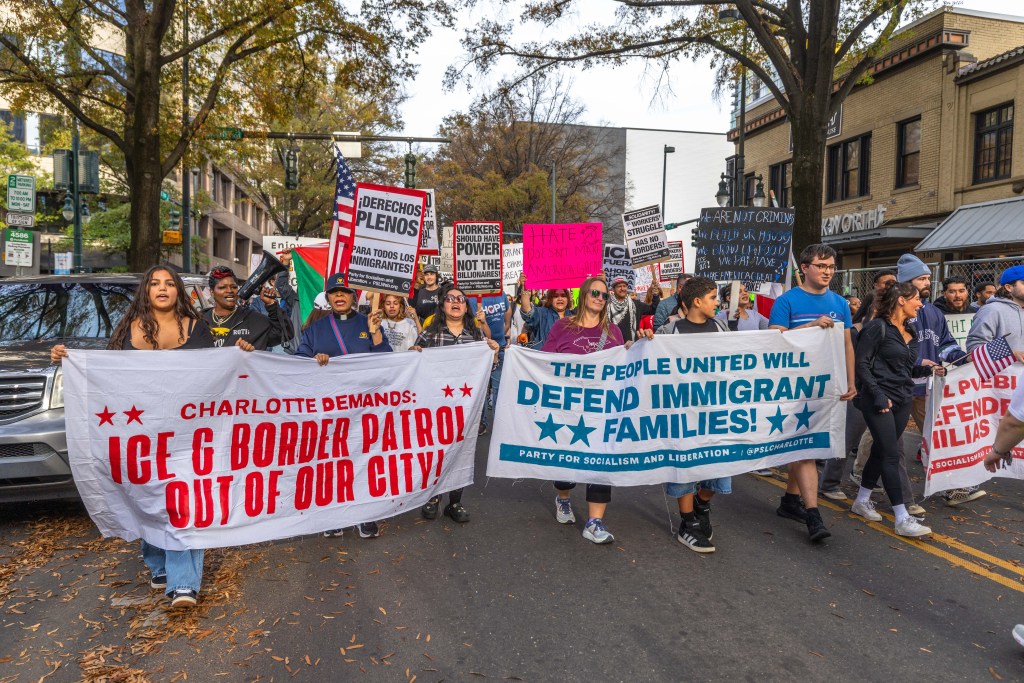 El ICE y la CBP realizan operativos en Charlotte, Carolina del Norte, mientras estallan protestas: «Latinos huyendo»