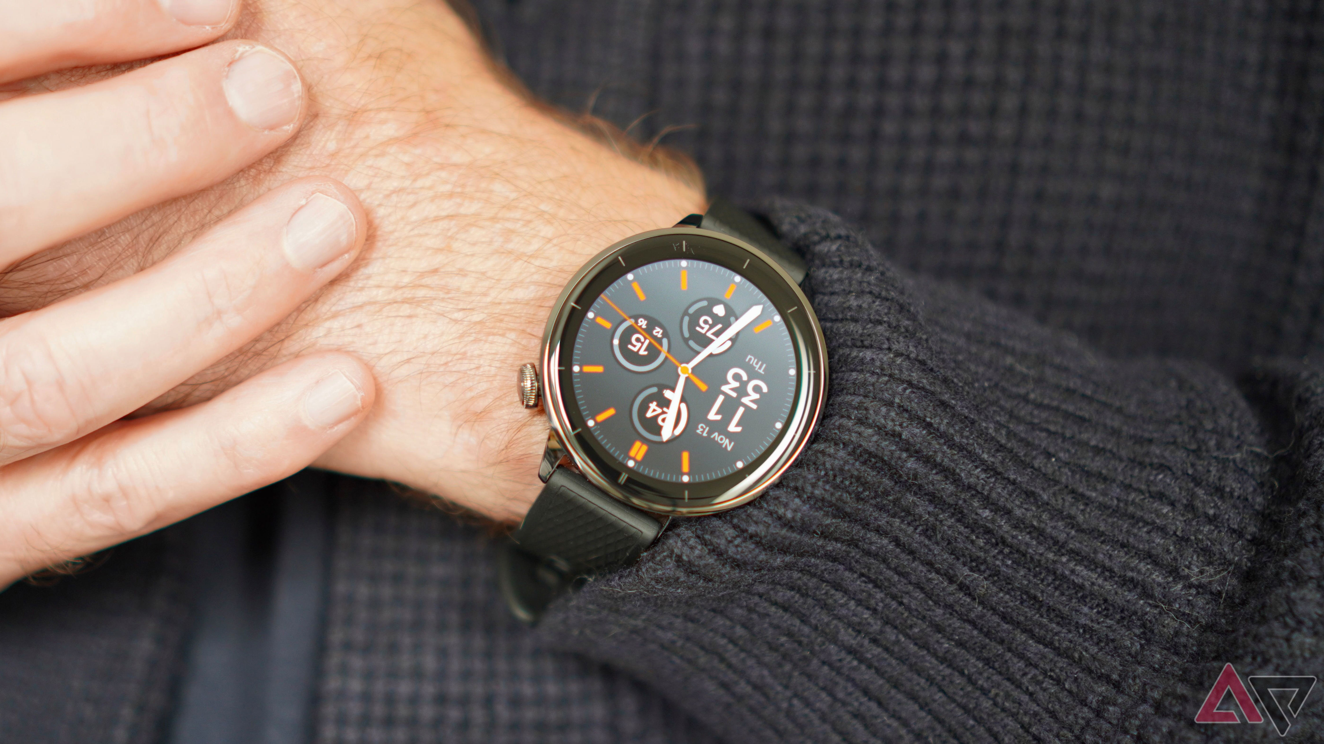 OnePlus представила титановые часы Watch 4 на Wear OS 6