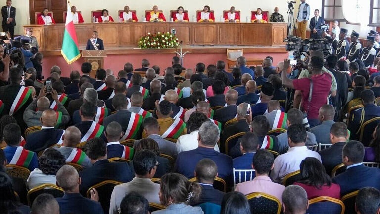 Madagascar: les évêques mettent en garde le nouveau pouvoir contre le retour des anciennes pratiques ( ils ont tous la même mentalité, du riche aux pauvres et nouveaux riches, les bonnes vieilles et anciennes pratiques reviennent toujours au galop. Après ils vont nous dire que la faute revient aux Karanes Dixit AM)