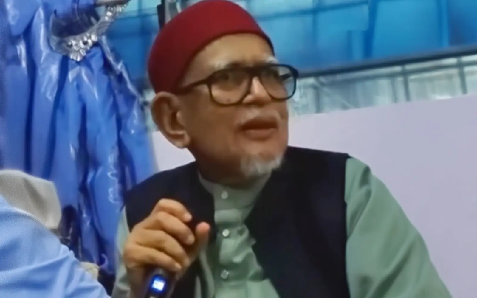 Sabah folk smarter than national leaders, Hadi says in bread row