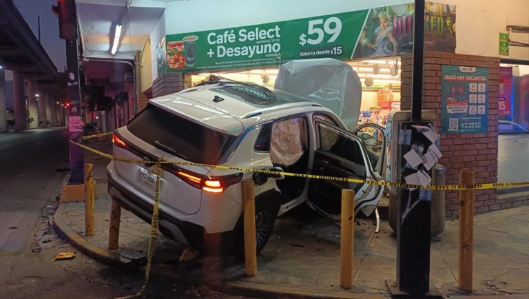 Conductor choca camioneta recién salida de agencia contra tienda en ...