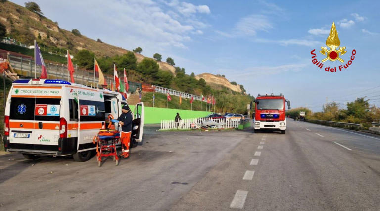 Schianto tra auto a Falconara, 60enne soccorso da eliambulanza