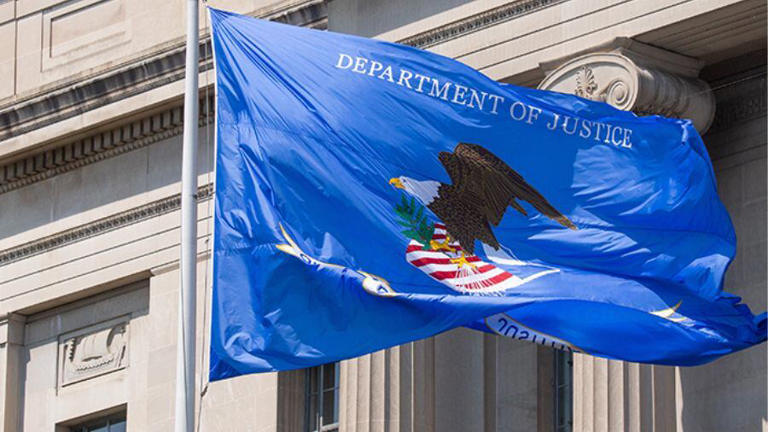 Un jamaicano fue extraditado a Australia Occidental por presuntamente robar 800.000 dólares a una anciana.