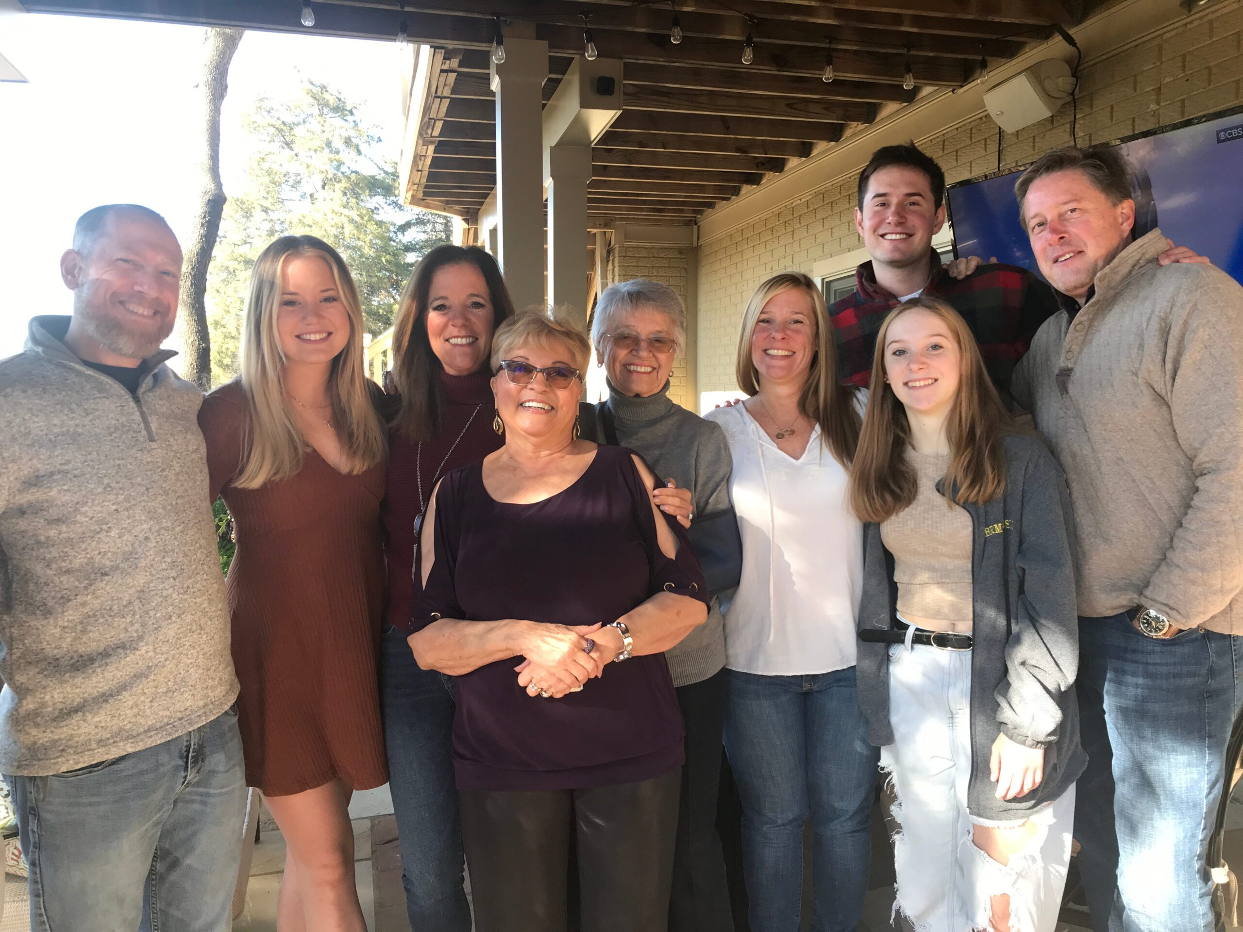 Die Autorin (dritte von links) sagt, dass der Einzug ihrer Tante (vierte von links) der ganzen Familie gutgetan habe.