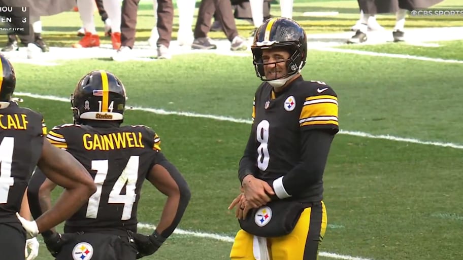 Aaron Rodgers Leaves Steelers Game with Left Hand Injury