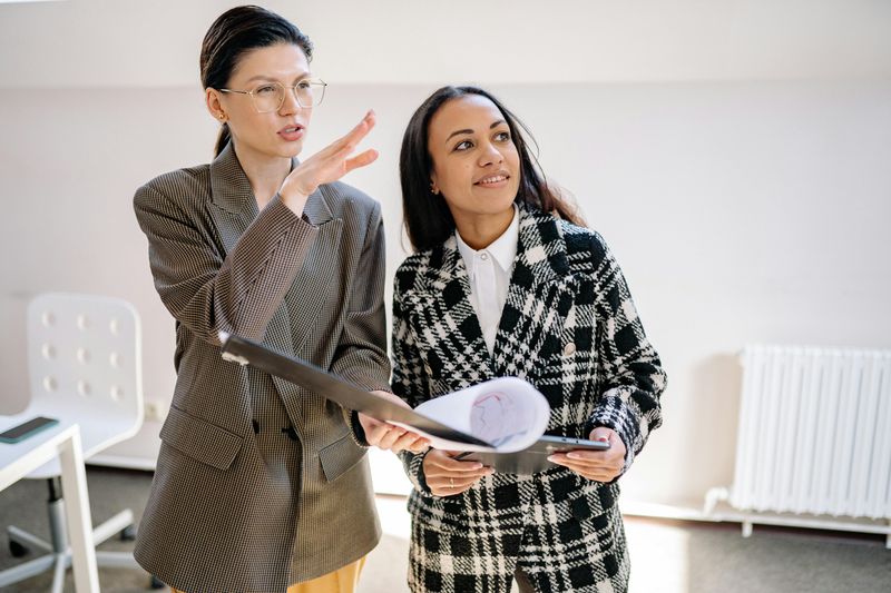 9 Behaviors Confident Women Avoid