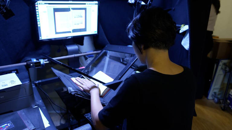 Dentro de la antigua iglesia donde se guardan un billón de páginas web