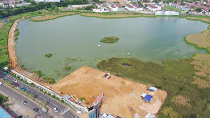 MAFIA TANAH - Lahan sengketa antara mantan Wakil Presiden RI, Jusuf Kalla dengan PT Gowa Makassar Tourism Development (GMTD) Tbk, anak dari perusahaan Lippo Group di Jalan Metro Tanjung Bunga, Kecamatan Tamalate, Kota Makassar. Jusuf Kalla mengklaim lahan seluas 16,4 hektar persegi telah dibeli dari ahli waris Raja Gowa dan sudah dikuasai secara fisik oleh pihak PT Hadji Kalla sejak tahun 1993, berdasarkan hal tersebut pihaknya akan terus melakukan pemagaran sekaligus pembangunan proyek properti.