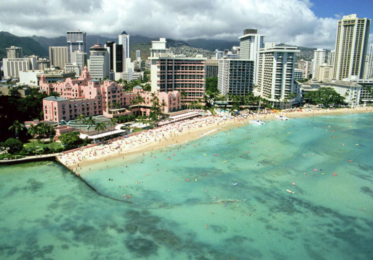 Un fideicomiso hawaiano vende terrenos bajo el famoso hotel de Waikiki por 510 millones de dólares.