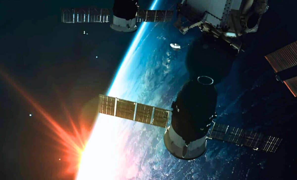 Chinese Satellite Crushes Starlink With 2-Watt Laser Fired From 36,000 ...