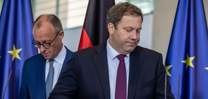 06.11.2025, Berlin: Bundeskanzler Friedrich Merz (CDU) nimmt neben Lars Klingbeil (SPD), Bundesminister der Finanzen, an der Pressekonferenz nach dem Â«StahlgipfelÂ» teil. Merz beriet mit Vertretern der Branche und aus BundeslÃ¤ndern, wie die kriselnde Stahlindustrie gestÃ¼tzt werden kann. Foto: Michael Kappeler/dpa +++ dpa-Bildfunk +++