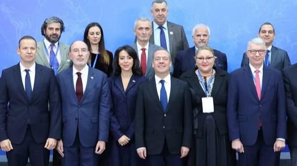 Un eurodiputado rumano protagoniza un escándalo alardeando de haberse reunido con el expresidente ruso en Sochi.