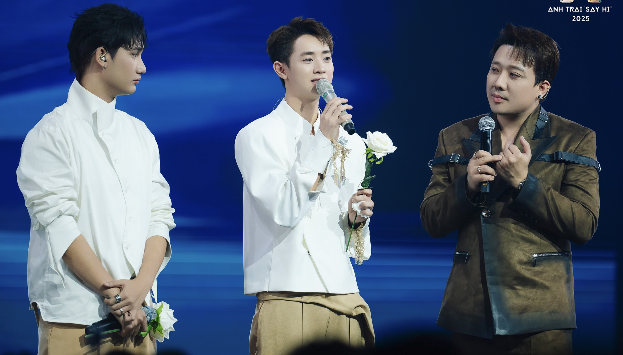 'Ở đây ai cũng thương con' trong Anh trai say hi làm nghệ sĩ khóc trôi cả phấn