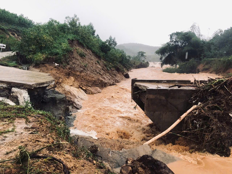 Cận cảnh cầu Nước Bao bị lũ cuốn sập, gần 300 hộ dân bị cô lập