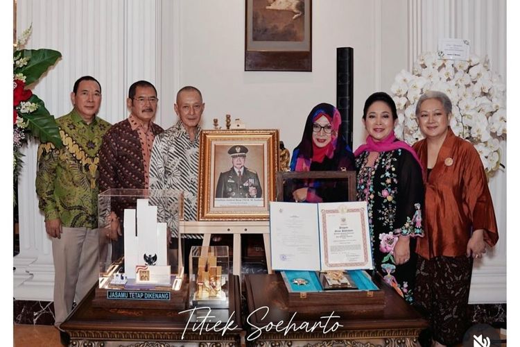 Anak-anak Presiden ke-2 RI Soeharto menggelar syukuran atas penganugerahan Pahlawan Nasional kepada ayahnya.