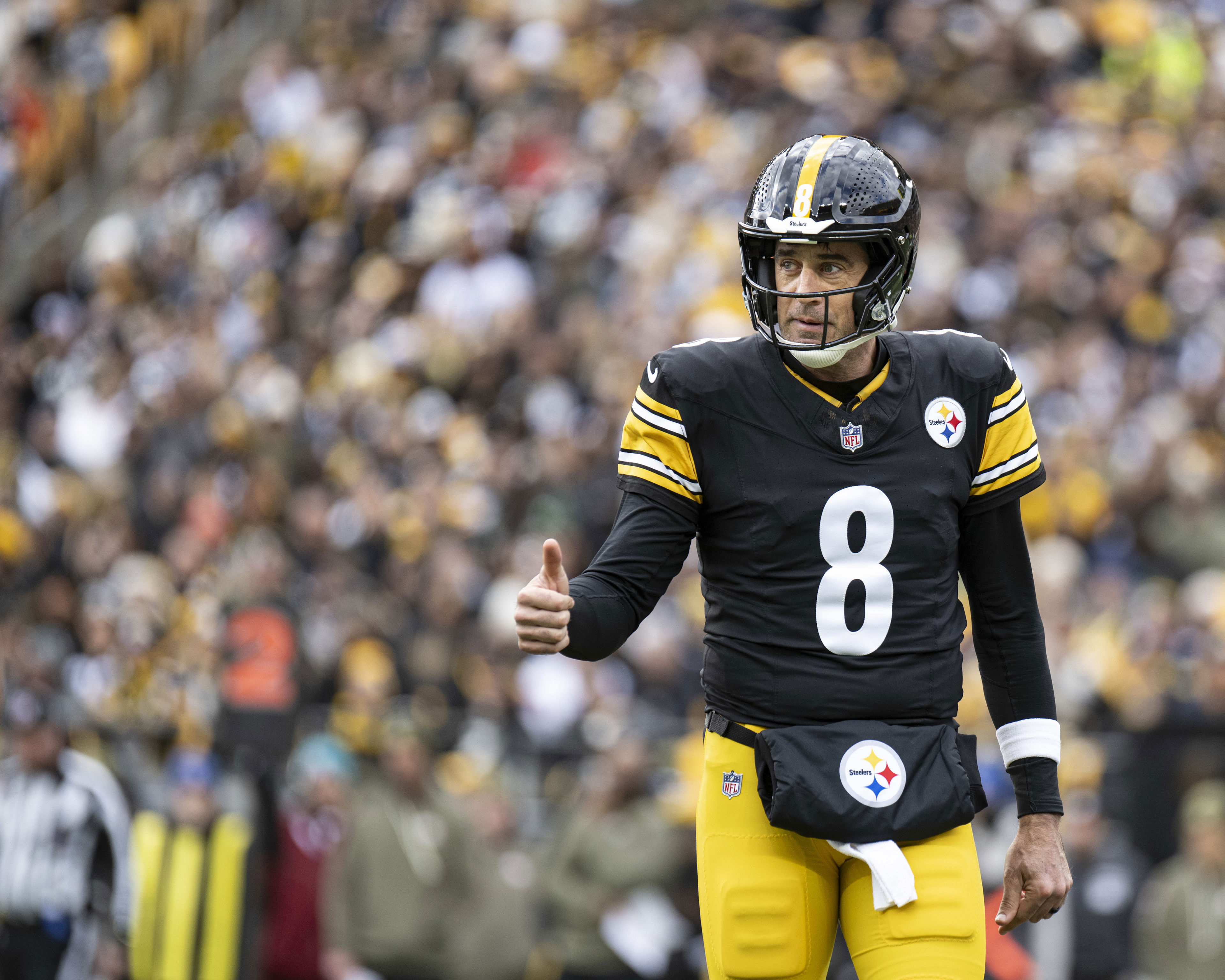 Schefter: Aaron Rodgers believed to have slight break in wrist