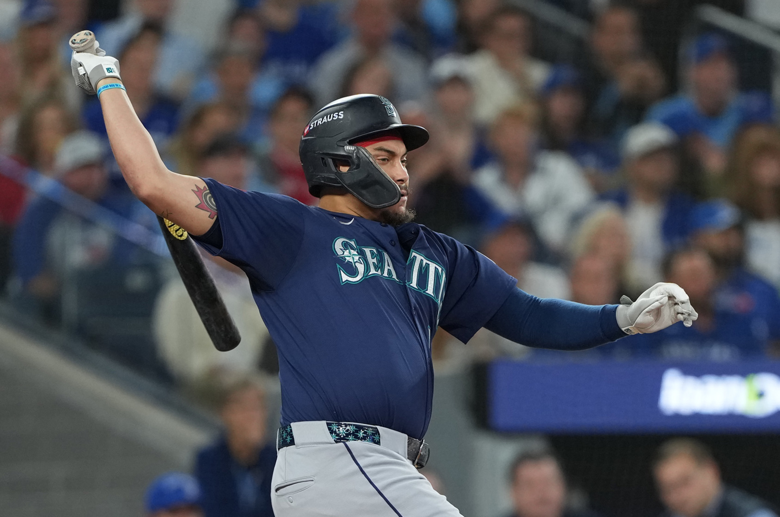 Mariners sign All-Star slugger to 5-year contract