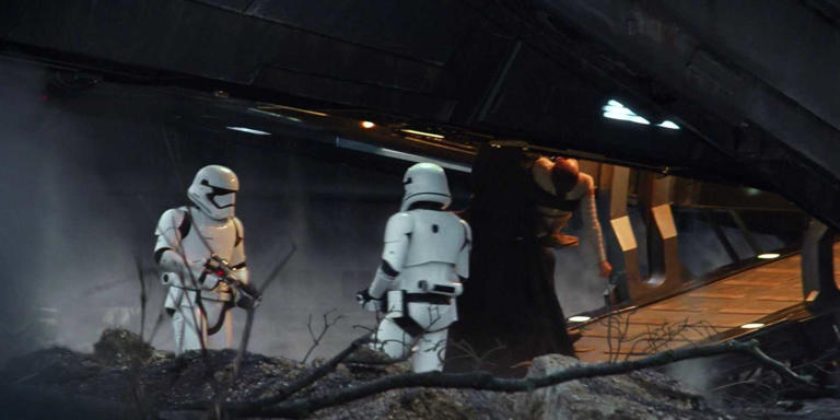 Star Wars: Subtle Romantic Undertones Between Rey and Kylo Ren in The ...