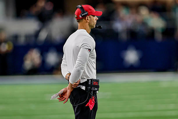 ARLINGTON, TX – NOVEMBER 03: Arizona Cardinals head coach Jonathan Gannon watches from the sidelines during the game between the Dallas Cowboys and the Arizona Cardinals on November 03, 2025 at AT&T Stadium in Arlington, Texas. (Photo by Matthew Pearce/Icon Sportswire via Getty Images)