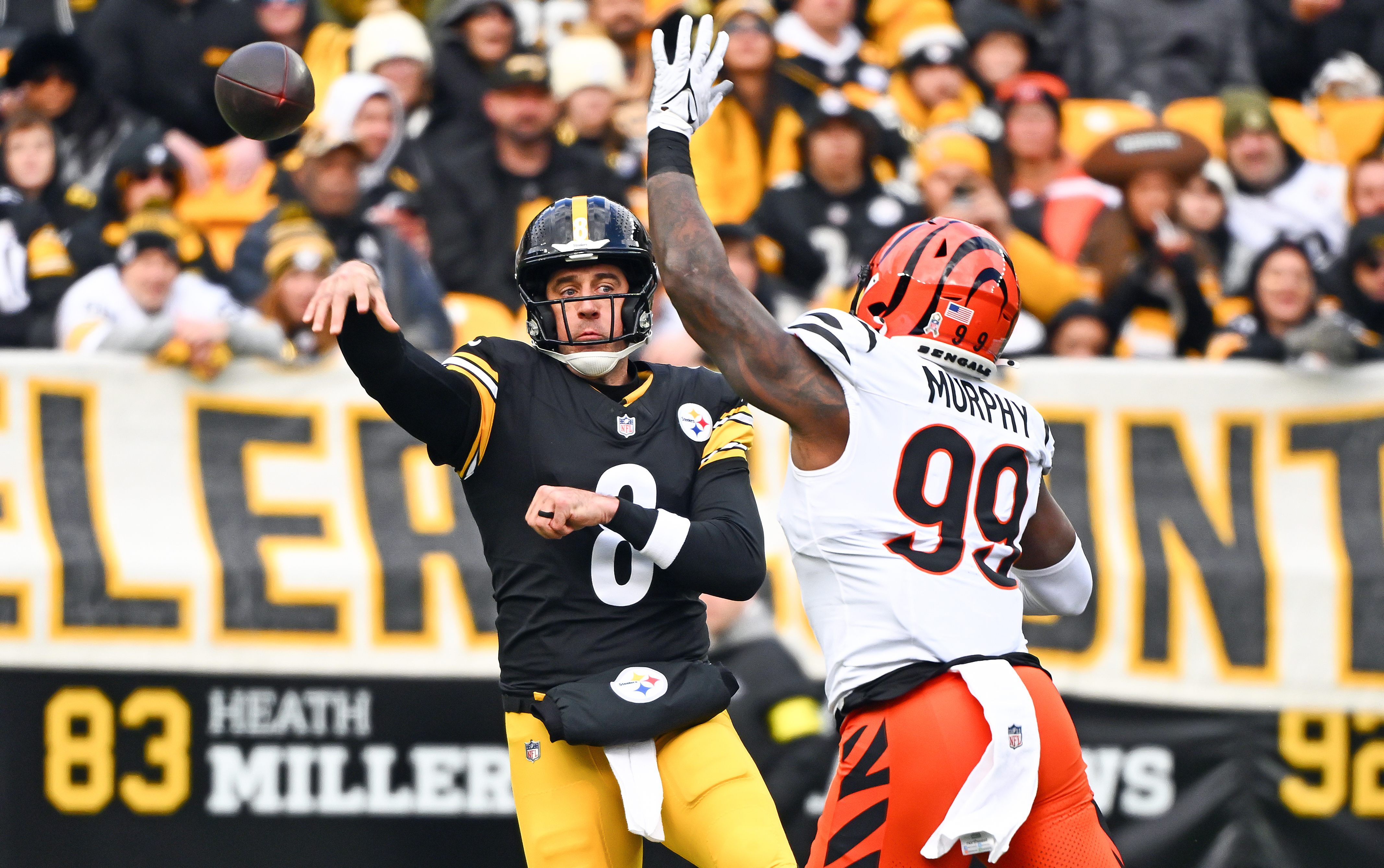 Aaron Rodgers exits Steelers-Bengals game with concerning injury