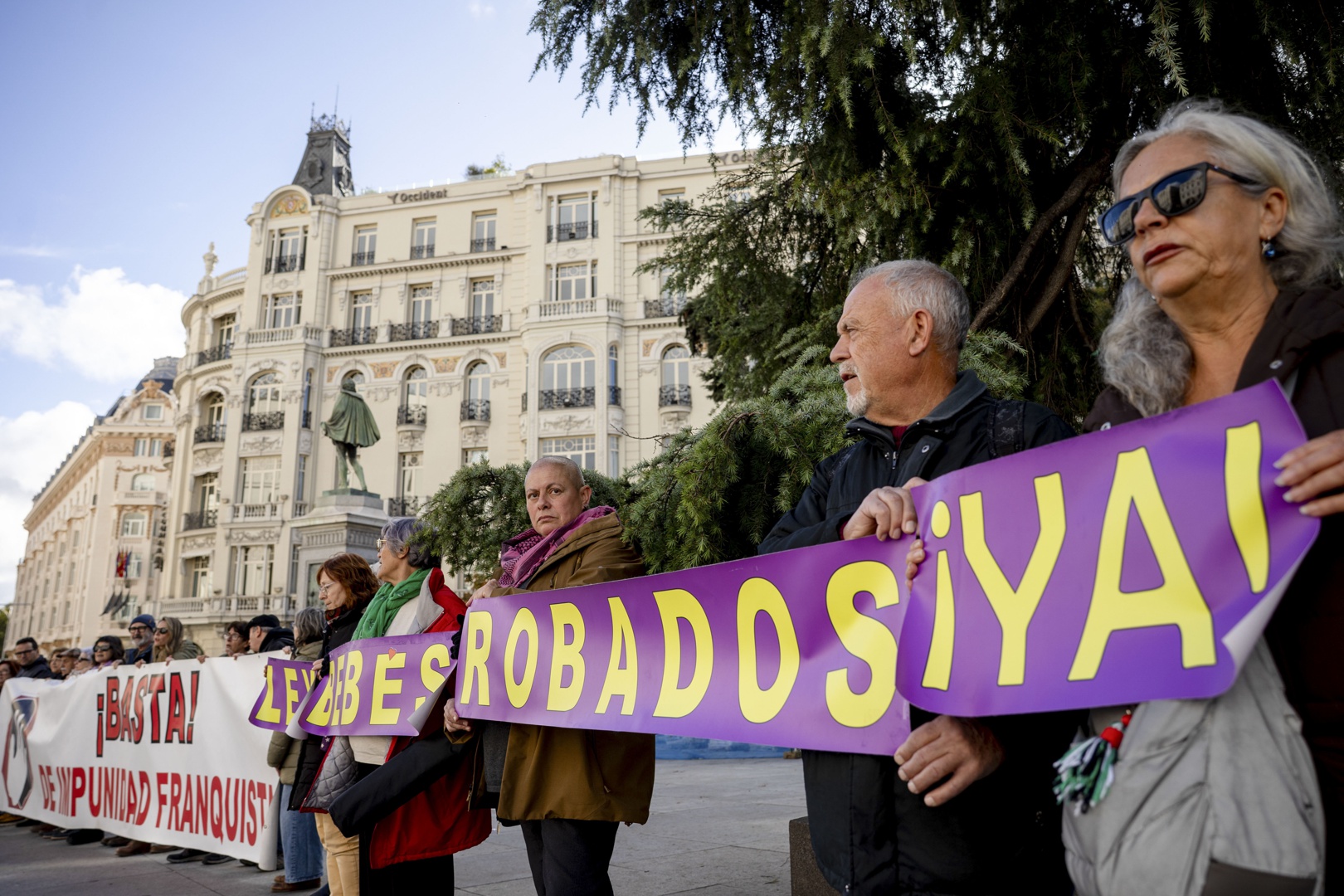 Decenas de personas se concentran en Madrid para reclamar una ley de ...