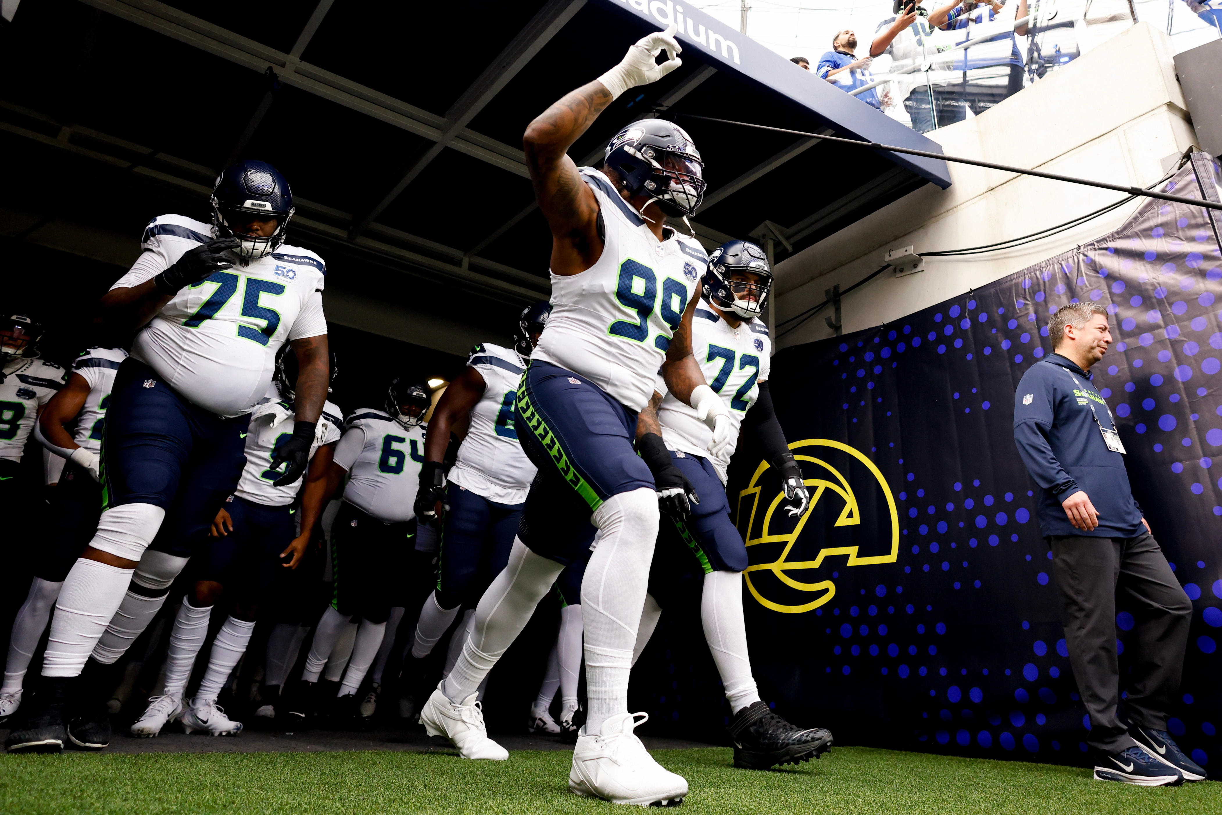 WATCH: Seahawks stop Rams on 4th-and-1 on opening drive