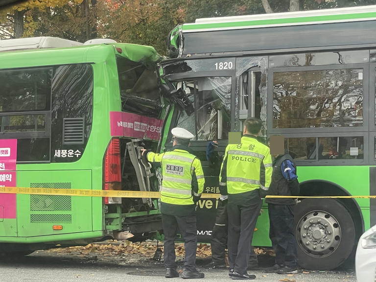 17일 오전 서울 양천구 신정동에서 발생한 연쇄추돌사고 조사하는 경찰 모습 [촬영 강류나 수습기자]